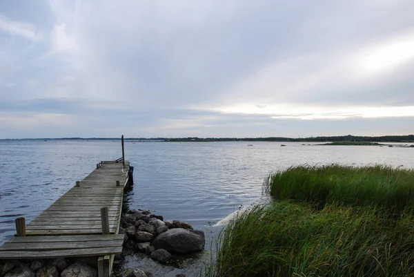 バルト海沿岸のスウェーデンの島で古い木製の桟橋 Oland — ストック写真