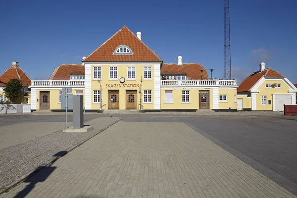 旧中央駅 デンマーク 北ユトランド は典型的な建築様式と色で建てられており 黄土色の壁 赤い屋根 白い関節があります — ストック写真