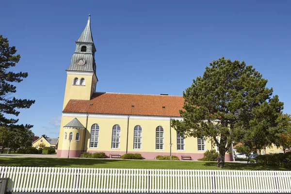 斯卡根教堂 北日德兰 是以典型的建筑风格和色彩建造的 墙壁为灰白色 屋顶为红色 接缝为白色 — 图库照片