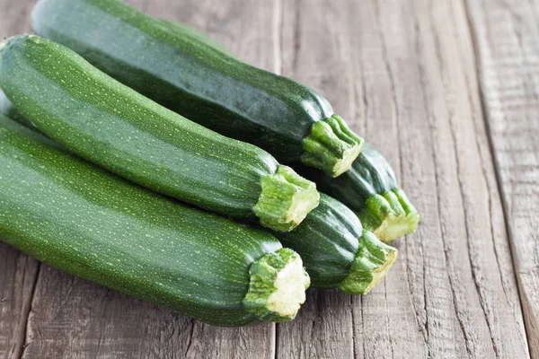 Zucchini Een Houten Tafel — Stockfoto