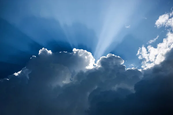 Formação Nuvens Azuis Escuras Com Raios Solares — Fotografia de Stock