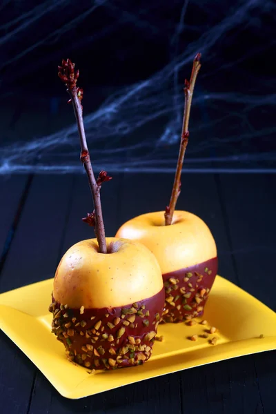 Festivo Postre Manzana Halloween Con Dos Manzanas Oro Frescas Sumergidas — Foto de Stock