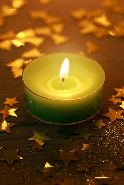 Groene Kerstkaars Branden Met Gloeiend Licht Omgeven Door Kleine Gouden — Stockfoto