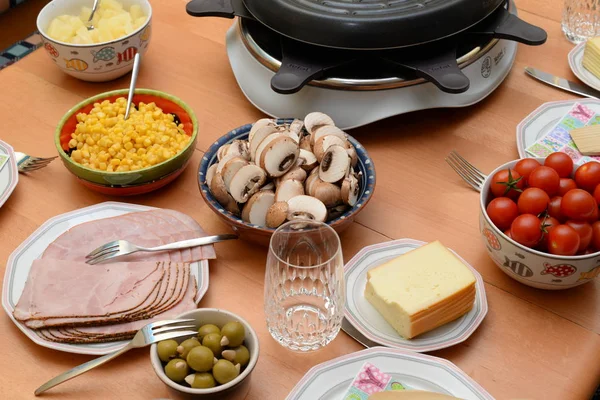 Raclette Table Couvert Table Aliments Aliments Raclette Grill Assiette Verre — Photo