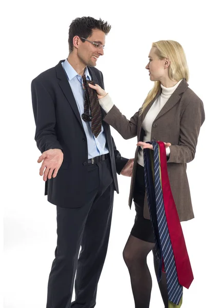 男と女はネクタイを選び — ストック写真