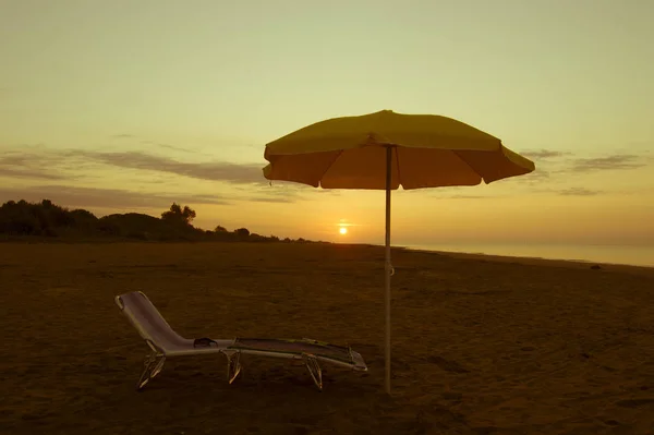 Sombrilla Playa Con Sol Mar Fondo —  Fotos de Stock