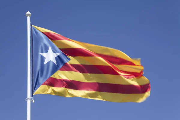 Niezależna Flaga Katalonii Błękitnym Niebie — Zdjęcie stockowe
