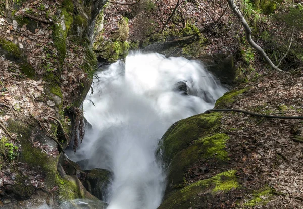 Schöner Wasserfall Auf Naturhintergrund — Stockfoto