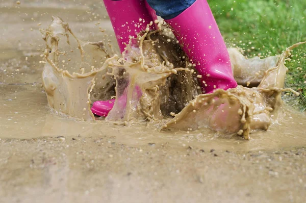 Young Woman Rubber Boots Jumping Puddle — Stock Photo, Image