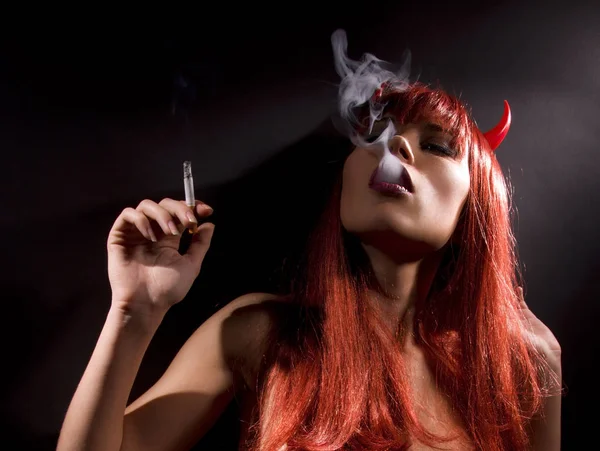 Dunkles Bild Der Rauchenden Nackten Teufelin — Stockfoto