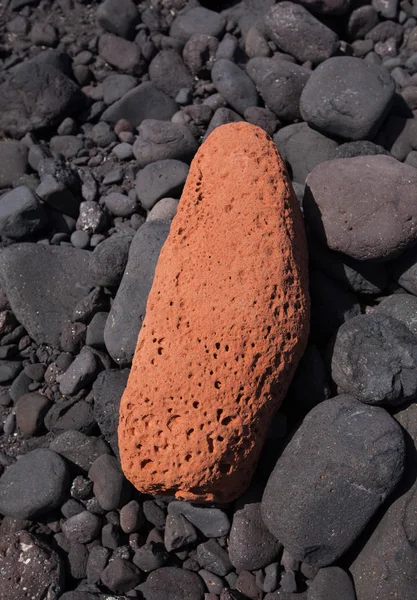 Один Оранжевый Камень Посреди Камней — стоковое фото