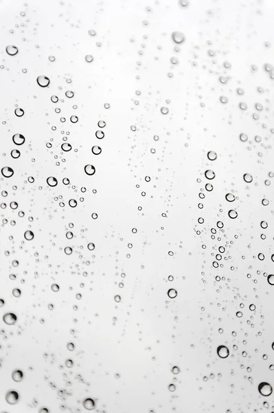 傾斜窓 ガラス に雨の滴 浅いDof — ストック写真