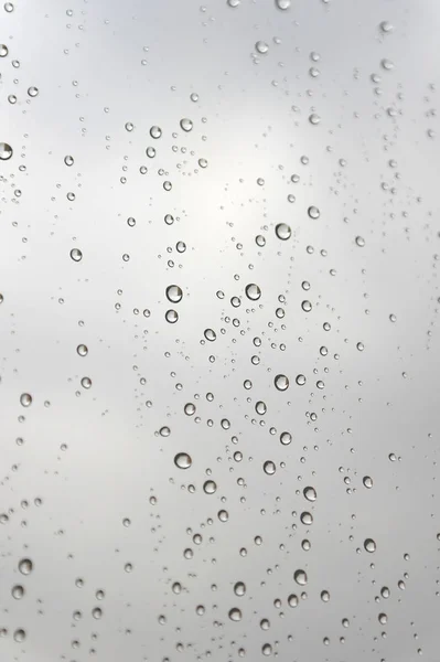 傾斜窓 ガラス に雨の滴 浅いDof — ストック写真