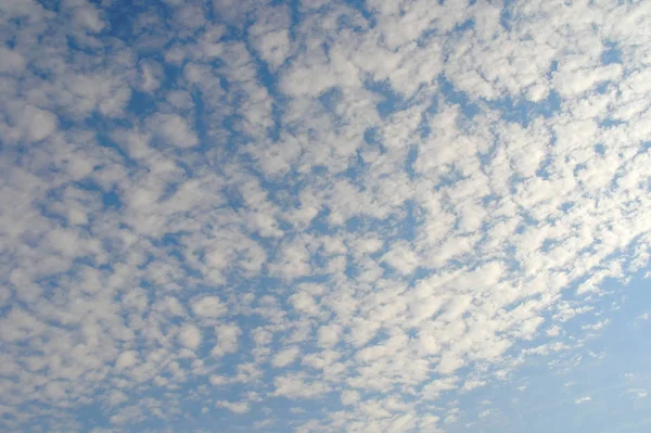 Blauer Himmel Mit Wolken Atmosphäre Und Luft — Stockfoto
