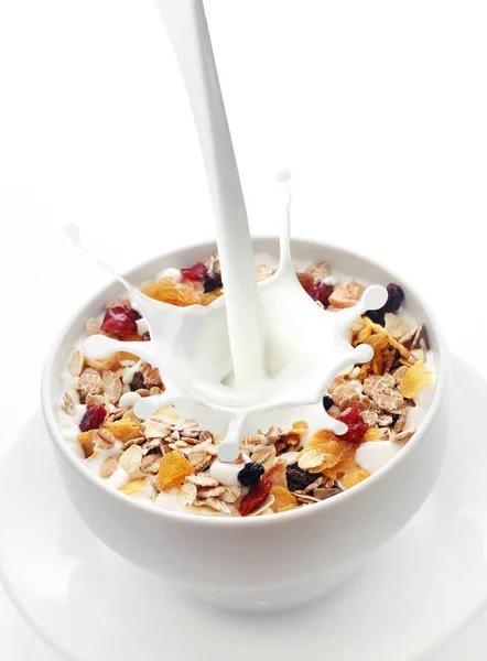 Milch Spritzt Eine Schüssel Mit Frischem Müsli Mit Einer Mischung — Stockfoto