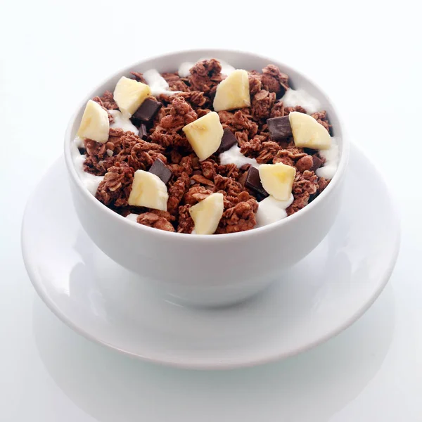 Чаша Вкусного Ароматного Шоколадного Завтрака Кусочками Свежего Банана Чипсами Темного — стоковое фото