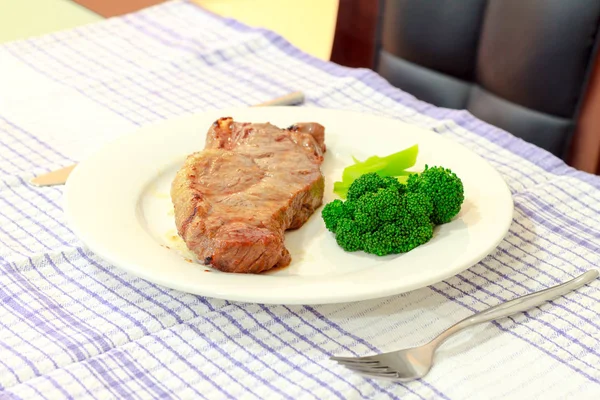 Juicy Bbq Steak Brocolli White Dish — Stock Photo, Image