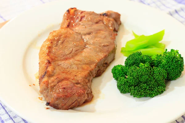 Juicy Bbq Steak Brocolli White Dish — Stock Photo, Image