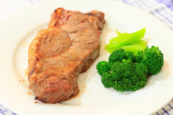 Juicy Bbq Steak Brocolli White Dish — Stock Photo, Image