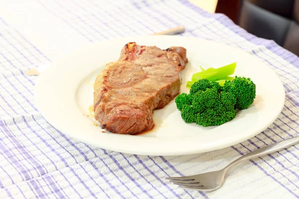 Juicy Bbq Steak Brocolli White Dish — Stock Photo, Image