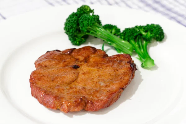 Juicy Bbq Steak Brocolli White Dish — Stock Photo, Image