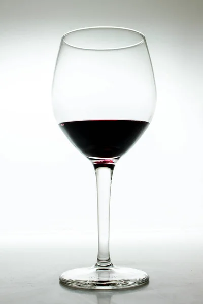 Beyaz Arka Planda Bir Kadeh Kırmızı Şarap — Stok fotoğraf