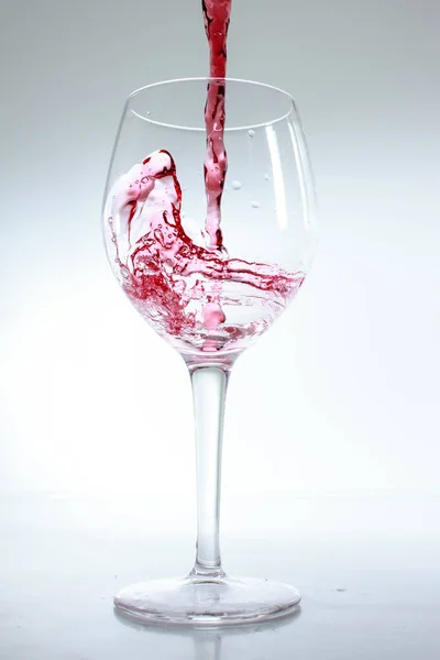 Vinho Tinto Derramado Copo Fundo Branco — Fotografia de Stock