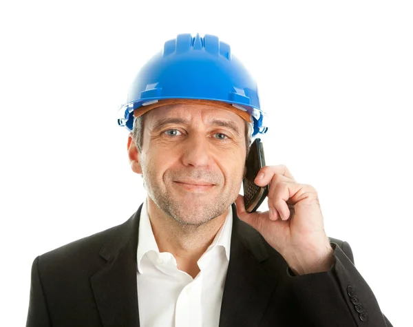 建筑师戴蓝色安全帽和说话的移动电话上的画像 在白色隔离 — 图库照片