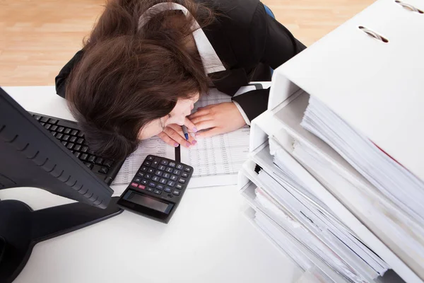 Femme Affaires Stressée Dormant Dans Bureau Avec Pile Dossiers — Photo