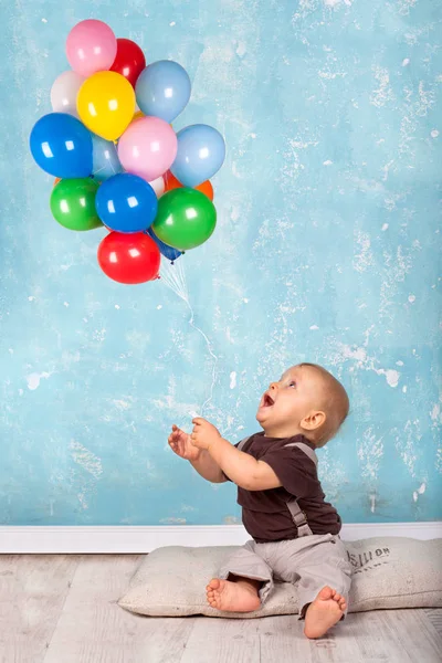 Kleine Jongen Spelen Met Ballonnen — Stockfoto