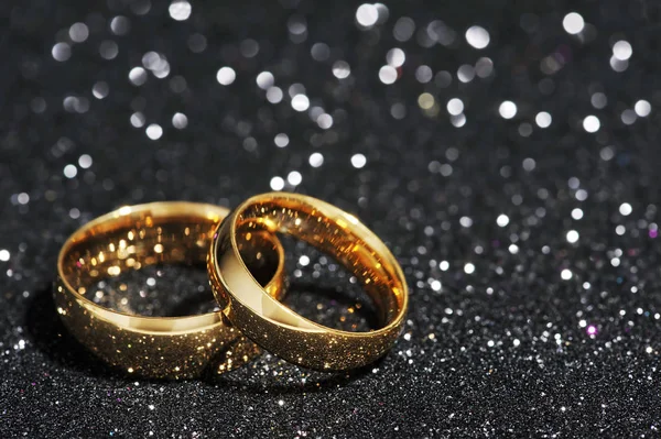 Due Anelli Oro Sfondo Glitter Nero — Foto Stock