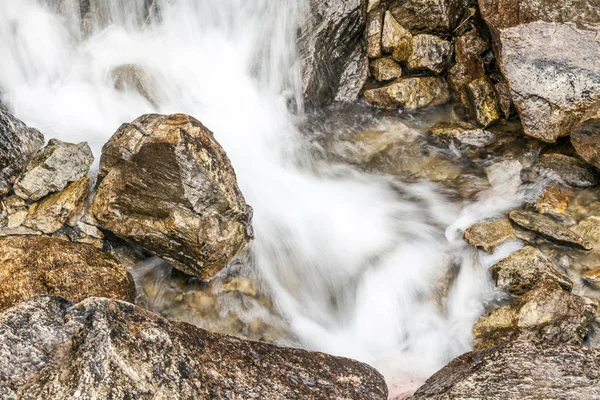 Bella Cascata Sullo Sfondo Della Natura — Foto Stock