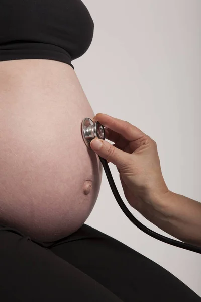 Kontrollera Gravida Kvinnor Mage Med Stetoskop — Stockfoto
