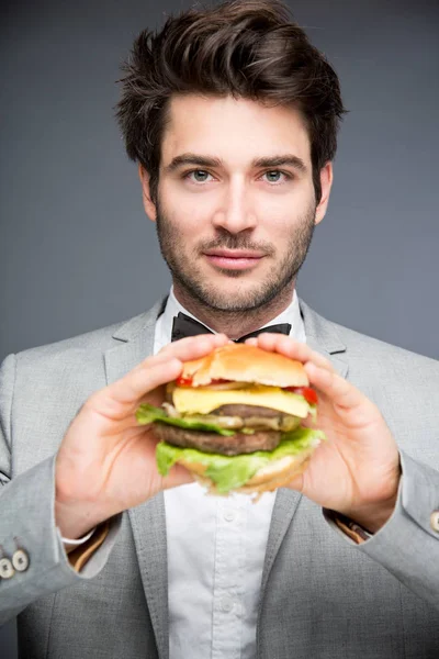 Молодой Человек Ест Сэндвич Гамбургером — стоковое фото