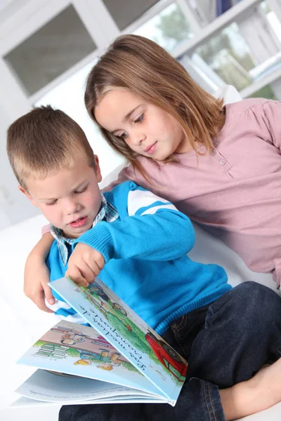 Niños Leyendo Libro Casa —  Fotos de Stock