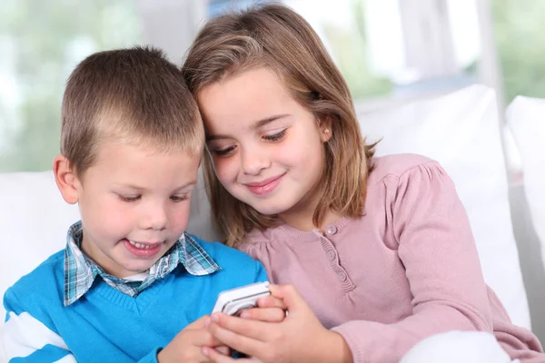 Crianças Brincando Com Smartphone — Fotografia de Stock