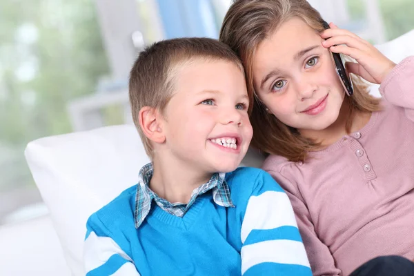 Porträt Von Kindern Die Mit Dem Handy Sprechen — Stockfoto