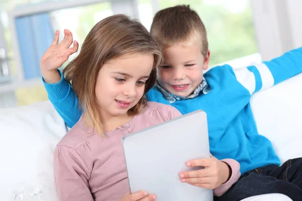 Niños Que Utilizan Tabletas Electrónicas Casa — Foto de Stock