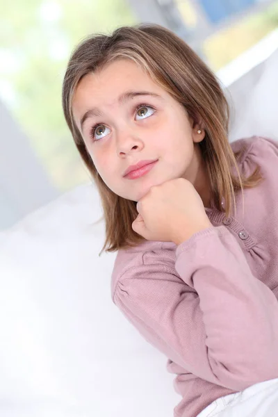 Retrato Niña Con Mirada Reflexiva — Foto de Stock