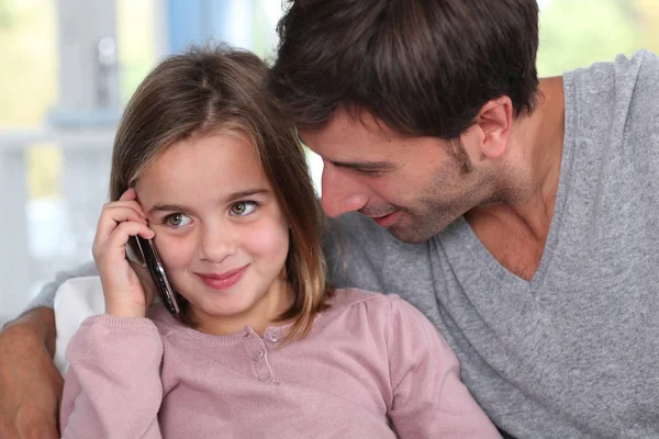 Ojciec Dziewczynka Używają Telefonu Komórkowego — Zdjęcie stockowe