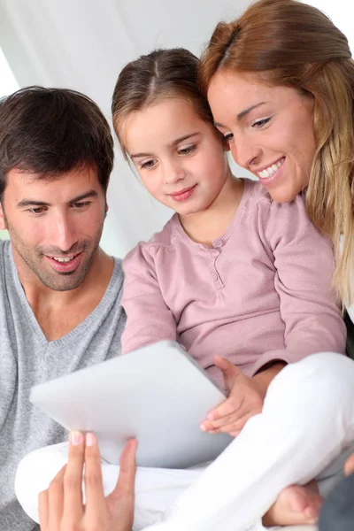 Familia Usando Tableta Electrónica Casa — Foto de Stock