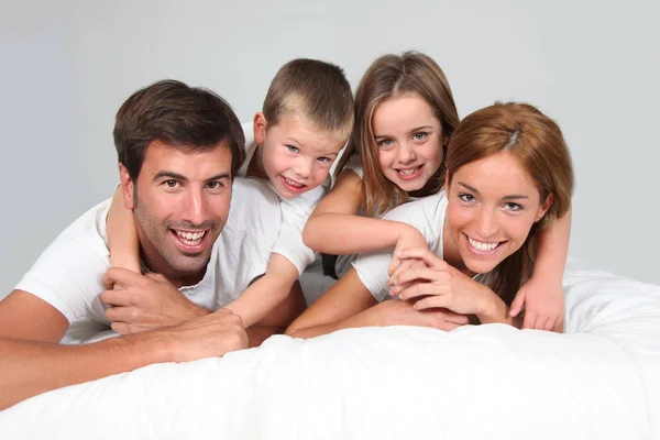 Familienporträt Liegt Bett — Stockfoto