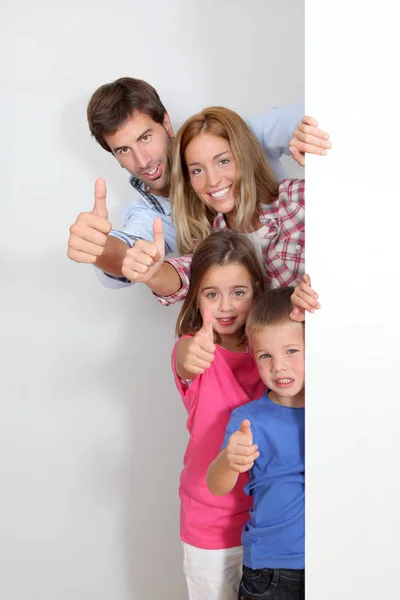 Famiglia Felice Piedi Sulla Lavagna — Foto Stock