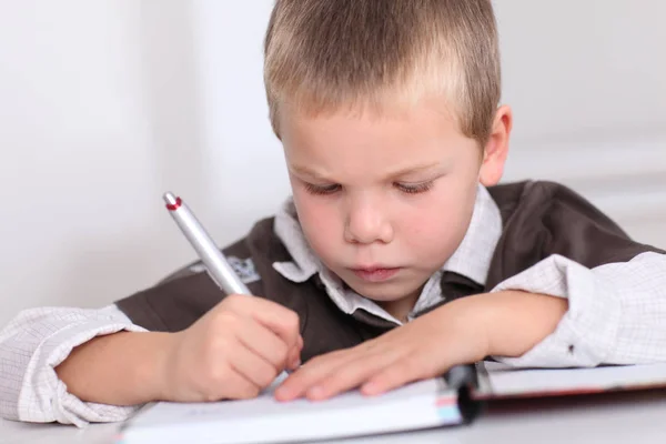 Portrait Petit Garçon Faisant Ses Devoirs — Photo