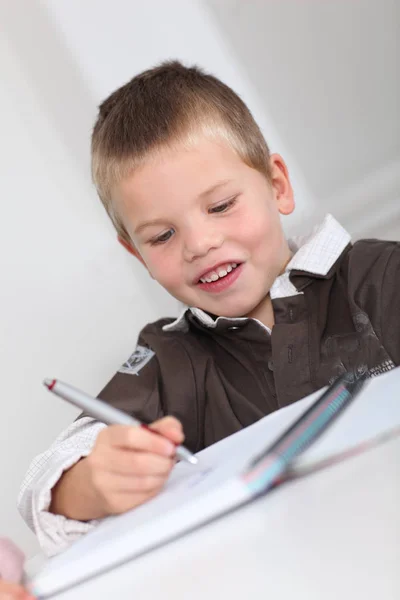 Portrait Petit Garçon Faisant Ses Devoirs — Photo