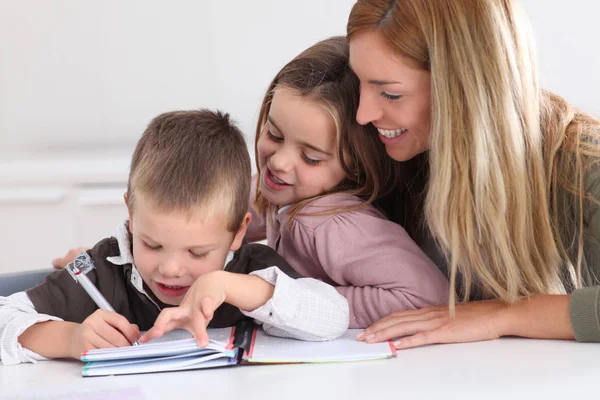 Femme Aidant Les Enfants Avec Leurs Devoirs — Photo