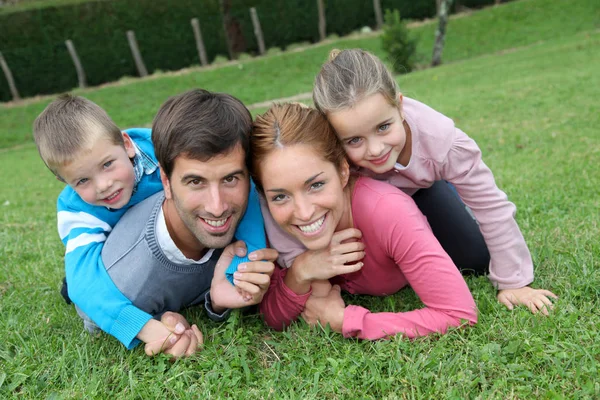 幸福的家庭 躺在草丛中的肖像 — 图库照片