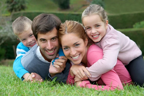 Retrato Familia Feliz Acostada Hierba — Foto de Stock