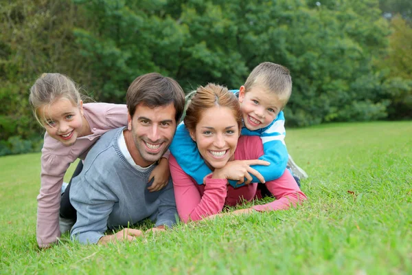 Retrato Familia Feliz Acostada Hierba — Foto de Stock