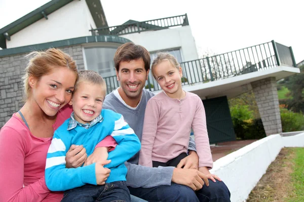 Glückliche Vierköpfige Familie Vor Neuem Zuhause — Stockfoto